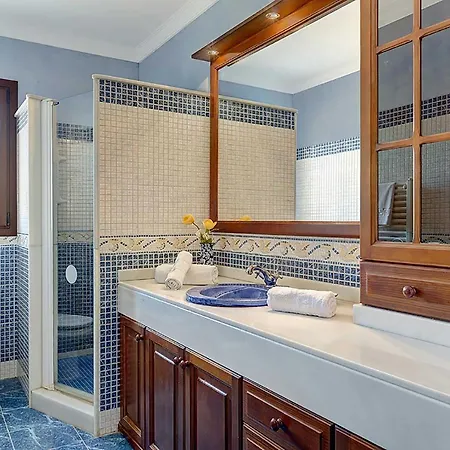 Deu Quarterades Villa *